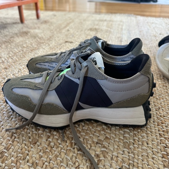 New Balance 327 - Picture 2 of 5